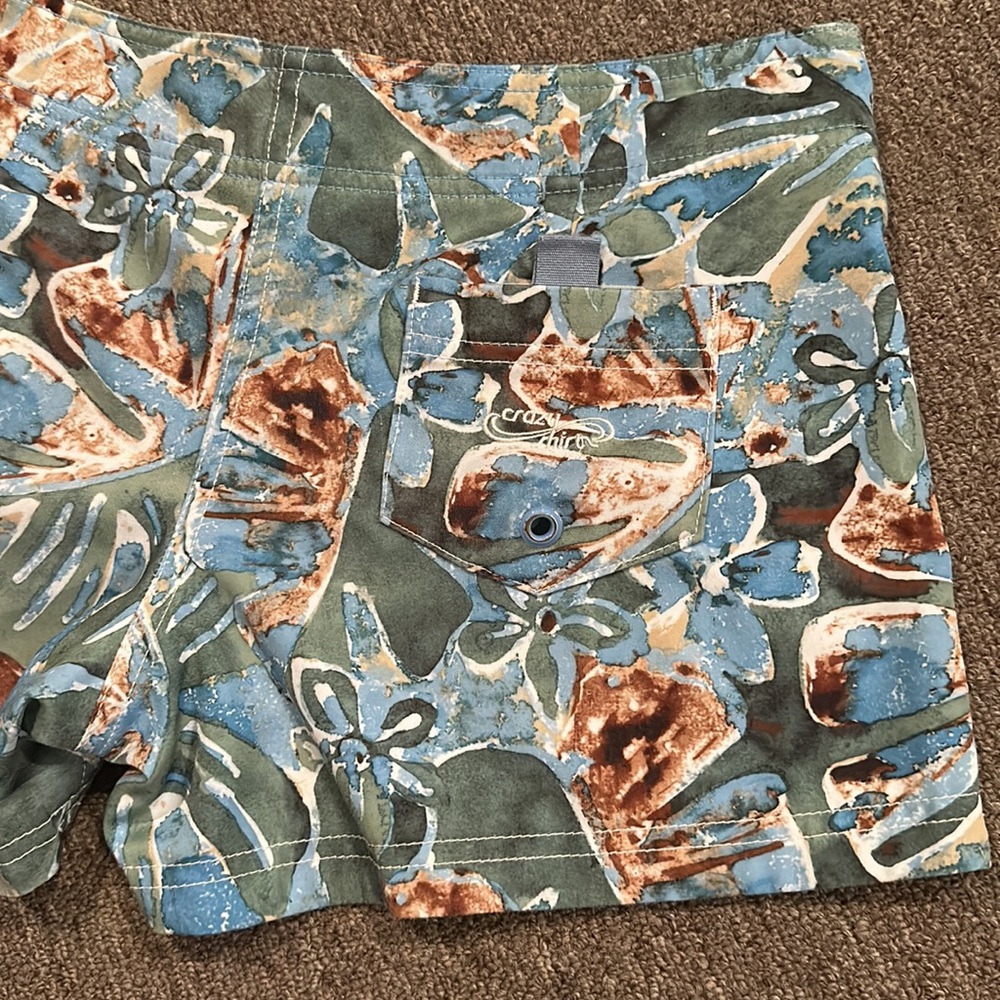 Women’s Reversible Floral/White Crazy Shirts Board Shorts *Like New* - Picture 7 of 14